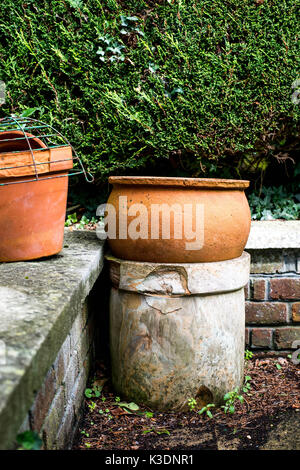 Jardin Pots de fleurs en terre cuite empilés Banque D'Images