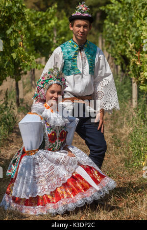 Blatnice pod Svatym Antoninem, Moravie du Sud, République Tchèque, couple avec costumes folkloriques dans le vignoble, robe traditionnelle de folklore morave Banque D'Images