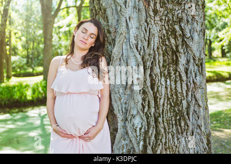 Belle Jeune femme enceinte avec les cheveux longs Banque D'Images