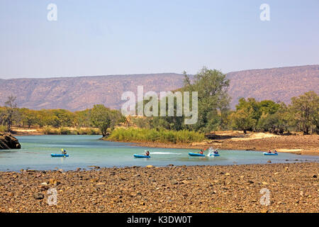 L'Afrique, Afrique australe, Afrique du Sud-ouest, la Namibie, l'Kuneneregion, Kaokoveld, Kaokoland, à l'est de la rivière Kunene, Swartbooisdrift, cascade, zone frontalière à l'Angola, excursion en bateau, Banque D'Images