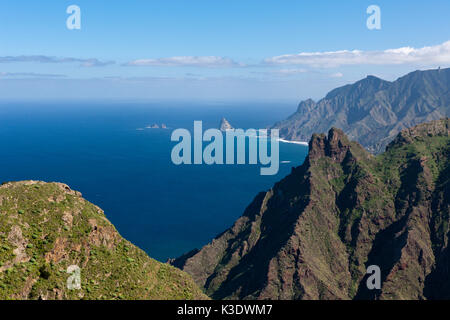 La côte escarpée du nord de l'Anaga de montagnes, Tenerife, Canaries, Espagne, Banque D'Images