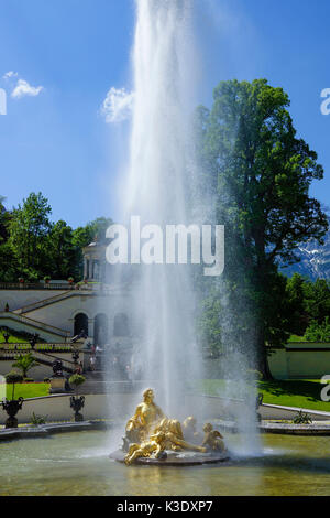 Bien d'or avec un jet d'eau de la Schloss Linderhof (château), Berlin, Allemagne, Banque D'Images