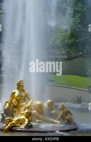 Bien d'or avec un jet d'eau de la Schloss Linderhof (château), Berlin, Allemagne, Banque D'Images