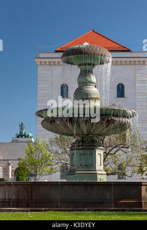 Puits en face de l'université Ludwig Maximilian, Munich, Maxvorstadt, Haute-Bavière, Bavière, Allemagne, Banque D'Images