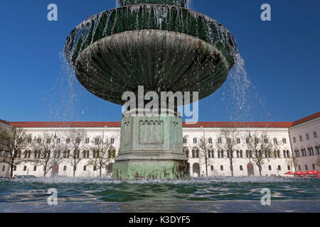 Puits en face de l'université Ludwig Maximilian, Munich, Maxvorstadt, Haute-Bavière, Bavière, Allemagne, Banque D'Images