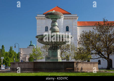 Puits en face de l'université Ludwig Maximilian, Munich, Maxvorstadt, Haute-Bavière, Bavière, Allemagne, Banque D'Images