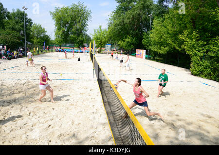 Moscou, Russie - 29 mai 2015 : les athlètes sur les tribunaux durant la Fédération de beach tennis championship. 120 adultes et 28 jeunes athlètes en compétition dans le d Banque D'Images