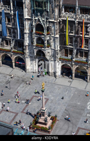 Vue du vieux Peter sur la Marienplatz avec colonne mariale et nouvel hôtel de ville, Vieille Ville, Munich, Haute-Bavière, Bavière, Allemagne, Banque D'Images