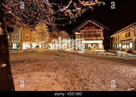 Garmisch-Partenkirchen hivernal par nuit, Banque D'Images