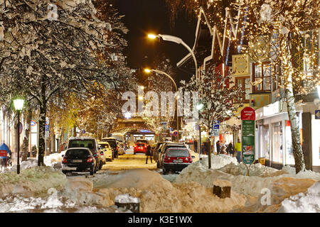 Garmisch-Partenkirchen hivernal par nuit, Banque D'Images