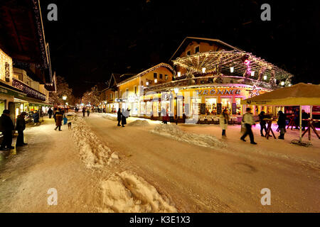 Garmisch-Partenkirchen hivernal par nuit, Banque D'Images