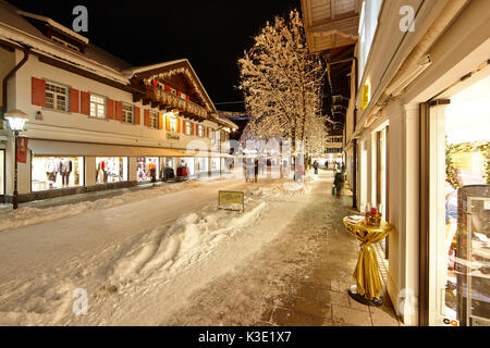 Garmisch-Partenkirchen hivernal par nuit, Banque D'Images