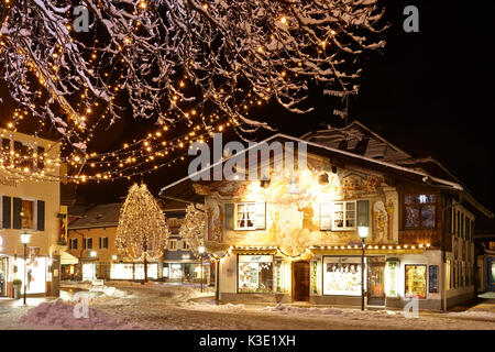 Garmisch-Partenkirchen hivernal par nuit, Banque D'Images