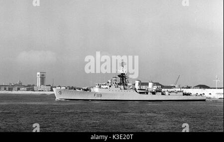 Le HMS Eskimo - F119 - frégate de classe Tribal de la Marine royale, laissant la base navale de Portsmouth - Septembre 1979 Banque D'Images