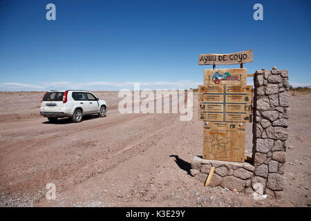 Le Chili, San Pedro de Atacama, Ayllu de Coyo, le panneau de la commune, voiture, Banque D'Images