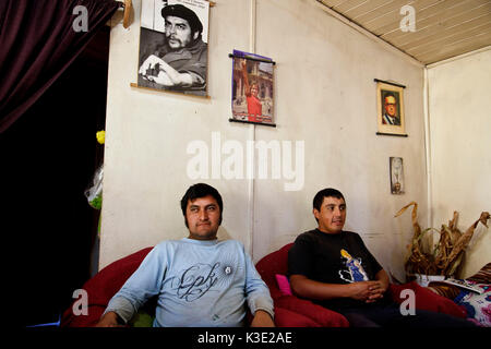 Le Chili, Araucania, Curarrehue, Mapuche, maison d'habitation, à l'intérieur, deux hommes, Banque D'Images