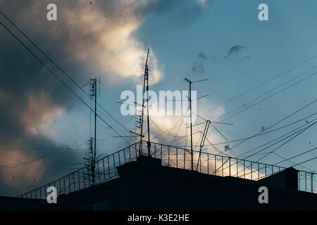 Les antennes de télévision et de fils sur le toit d'un immeuble Banque D'Images