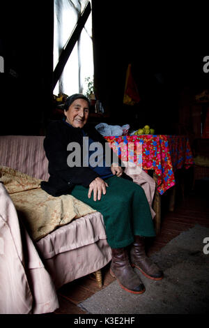 Le Chili, Santiago, Araucania, femme, Mapuche, canapé, s'asseoir, Banque D'Images