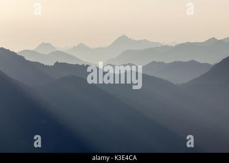 Vue depuis le Brauneck sur les montagnes Wendelstein dans la Mangfall (Mangfallgebirge), l'est des contreforts des Alpes bavaroises, Lenggries, Haute-Bavière, Bavière, Allemagne, Banque D'Images