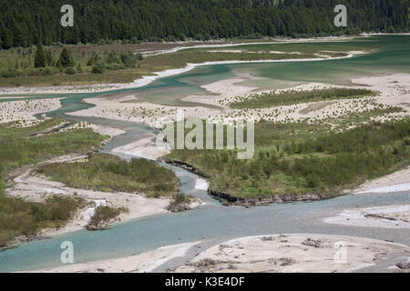 Cours de la rivière La rivière Isar au barrage de Sylvenstein, automne village près d'Augsburg, Bavière, Allemagne, Banque D'Images