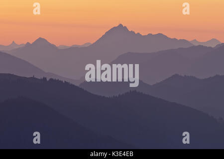 Vue depuis le Brauneck sur les montagnes Wendelstein dans la Mangfall (Mangfallgebirge), l'est des contreforts des Alpes bavaroises, Lenggries, Haute-Bavière, Bavière, Allemagne, Banque D'Images