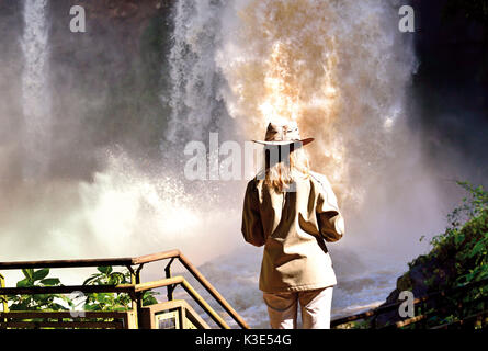 Parc national d'Iguazu, Argentine, Frau mit Hut Kaskade vor der Iguazu FÃ¤lle Banque D'Images