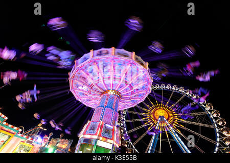 Parc éclairé à la fête de suspension dans l'obscurité Banque D'Images