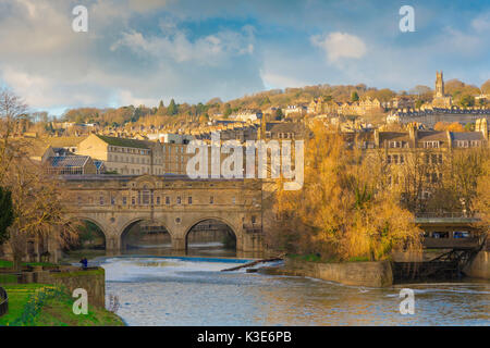 Bath City UK, vue sur la ville de Bath avec le pont Pulteney enjambant la rivière Avon au premier plan, Angleterre, Royaume-Uni. Banque D'Images