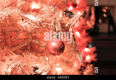 Un brillant et unique rose rose de Noël avec des ornements en verre est à la fête avec copie espace Banque D'Images