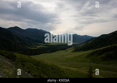 Les nuages sur un ciel sombre sur les montagnes valley Banque D'Images