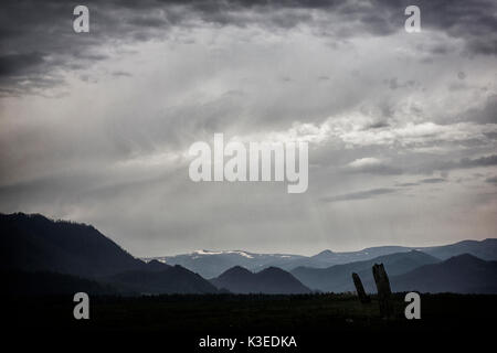 Les nuages sur un ciel sombre sur les montagnes valley Banque D'Images