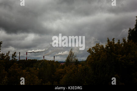 Les nuages sur un ciel sombre sur les montagnes valley Banque D'Images