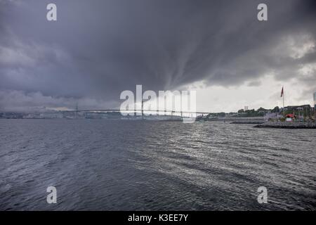 Sombre, les nuages de tempête en colère en rouleau sur le Harbour Bridge Banque D'Images