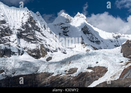 Sommets enneigés le long de la cordillère Huayhuash trek, Pérou Banque D'Images