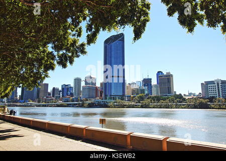 Vue sur Brisbane CBD avec le 1, rue William gratte-ciel dans la distance vu du bord du fleuve de Brisbane, Brisbane, Queensland, Australie Banque D'Images