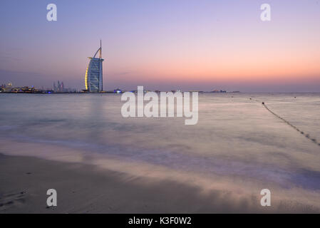Dubaï, Émirats arabes unis - 10 Oct 2016 : l'illuminé Burj Al Arab remarque et marinal, au crépuscule, en vue de Jumeirah Beach, à la sud-ouest. Banque D'Images