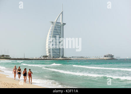 Dubaï, Émirats Arabes Unis - Oct 4, 2016 : le Burj Al Arab Jumeirah Beach et note à matin, vue de la plage de Jumeira. Banque D'Images
