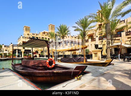 Dubaï, Émirats arabes unis - 4 octobre, 2016 : Dubaï station sur le jardin arrière-plan avec l'hôtel Burj Al Arab. Banque D'Images