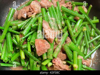 La cuisine chinoise et la nourriture, la floraison sautées à l'ail ou ciboulette chinoise Ku Chai avec foies de poulet. Banque D'Images
