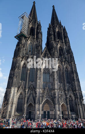 Les spectateurs de la parade de la Rose Lundi Carnaval de Cologne en face de la cathédrale, en Rhénanie du Nord-Westphalie, Allemagne Banque D'Images