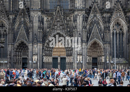 Façade ouest de la cathédrale de Cologne avec foule de gens, en Rhénanie du Nord-Westphalie, Allemagne Banque D'Images