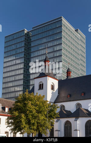 Ancienne Abbaye Saint Heribert en face de la Lanxess Tower à Köln-Deutz, Cologne, Rhénanie du Nord-Westphalie, Allemagne Banque D'Images