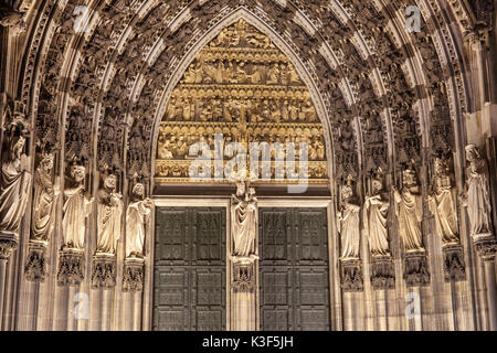 Portail principal sur le côté ouest de la cathédrale de Cologne, Cologne, Rhénanie du Nord-Westphalie, Allemagne Banque D'Images