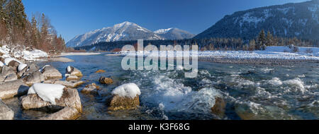 La rivière Isar, dans la haute vallée de l'Isar en face de Karwendel, Vorderriss, près de Bad Tölz, Upper Bavaria, Bavaria, Germany Banque D'Images