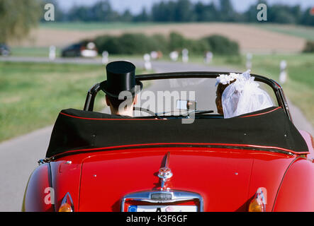 Wedding couple red cabriolet Banque D'Images