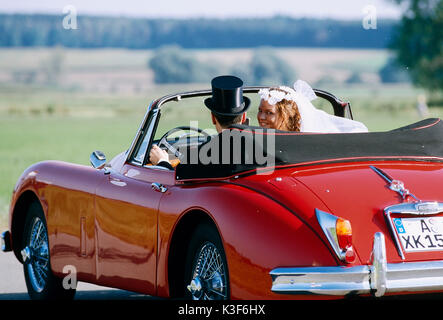 Wedding couple red cabriolet Banque D'Images