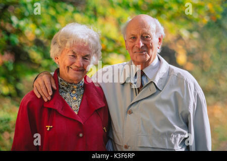 Portrait de vieux couple, l'homme place son bras autour de la femme Banque D'Images