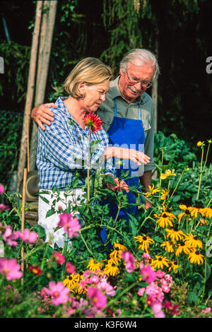 Vieux couple au jardinage Banque D'Images