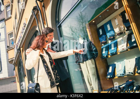 Des couples fermer la fenêtre pied d'atelier Banque D'Images