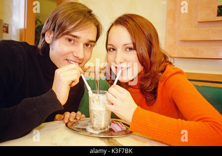 Jeune couple au café Banque D'Images